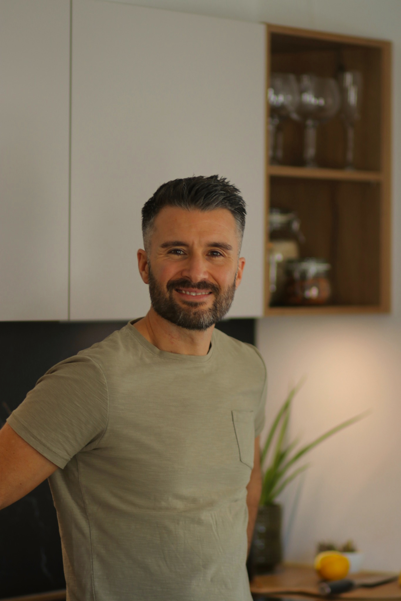 Florent Dorgambide dans un intérieur aménagé