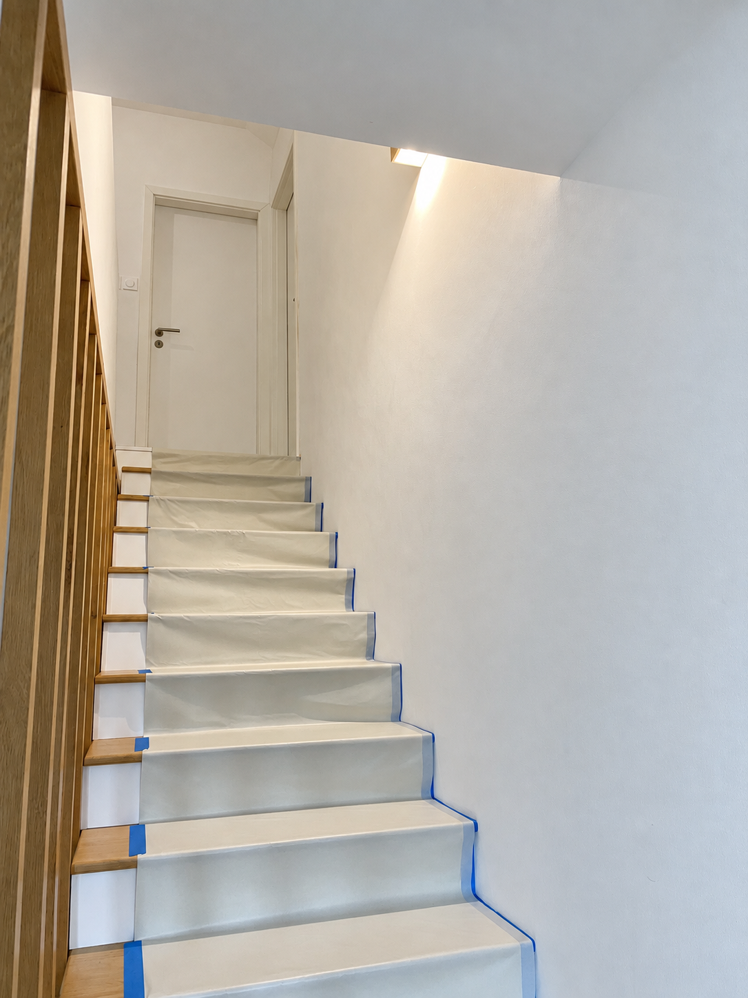 Escalier aux contremarches blanches au début de l’intervention