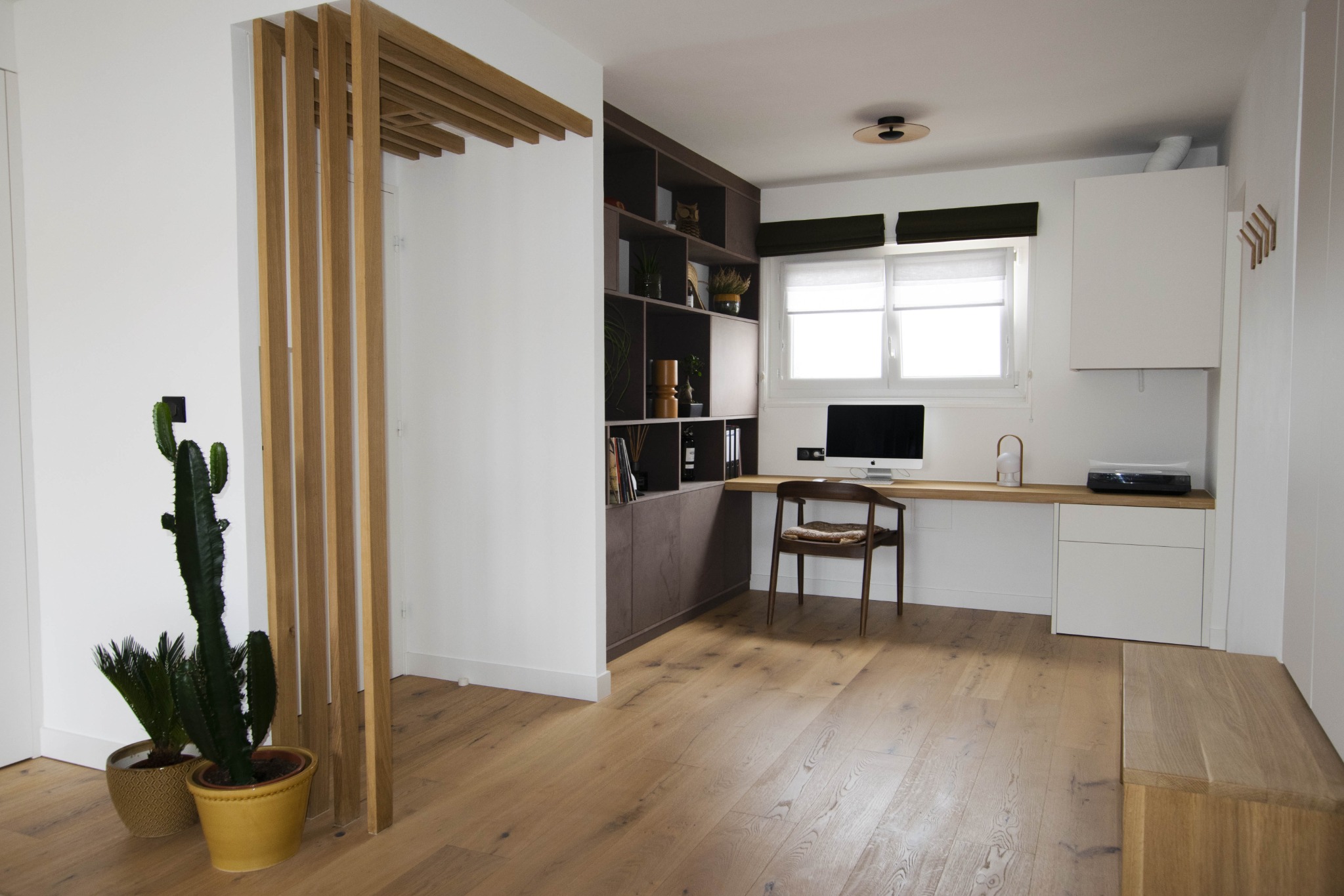 Coin bureau avec rangements et claustra en bois
