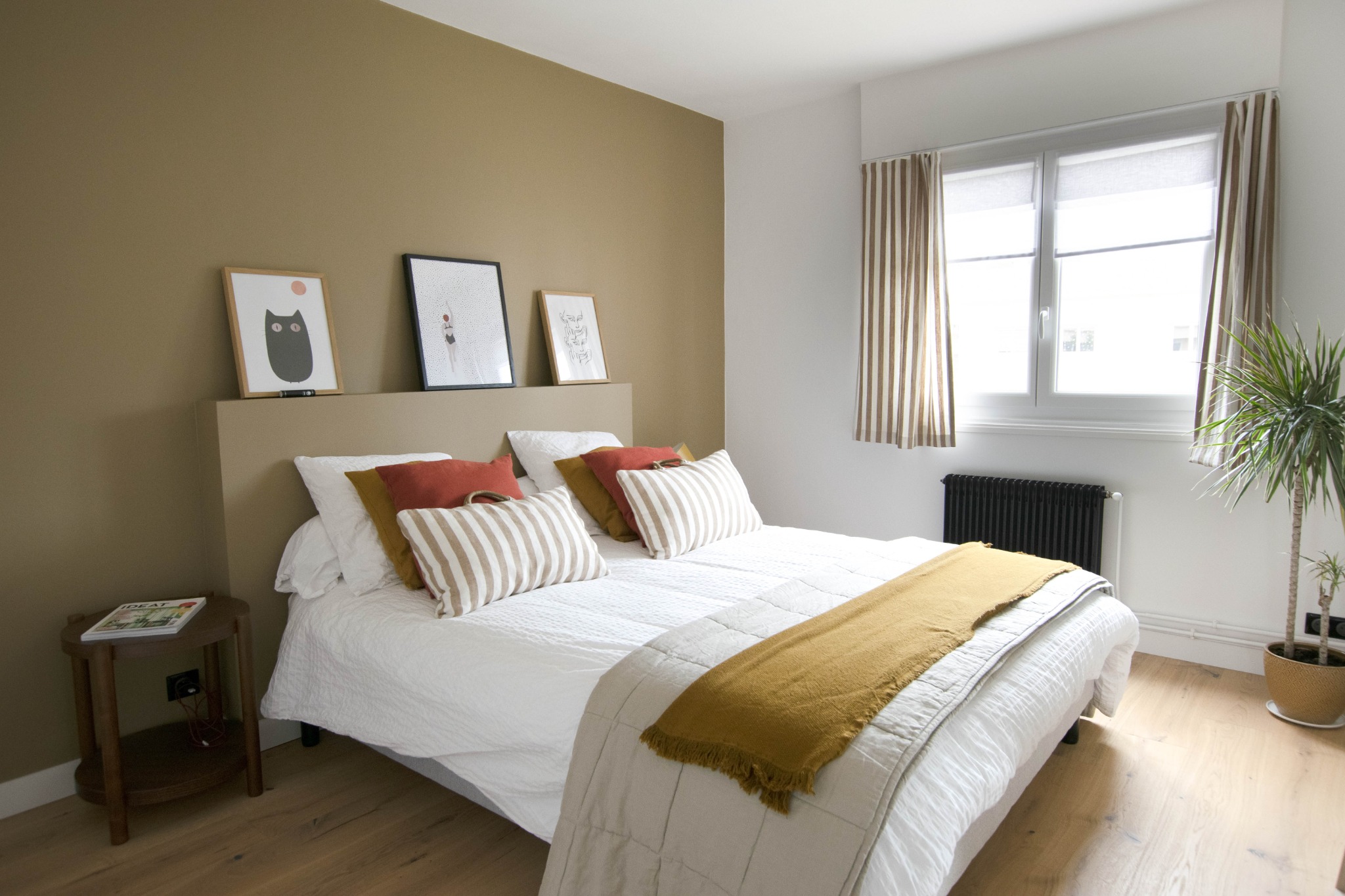 Chambre avec mur de couleur et lit habillé