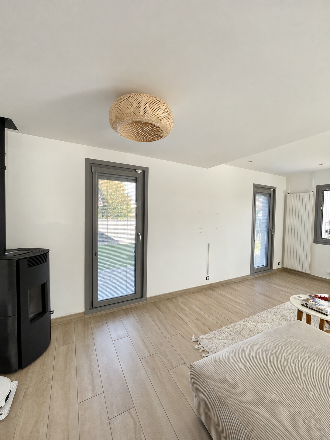 Salon avant les travaux, avec sol clair et murs blancs