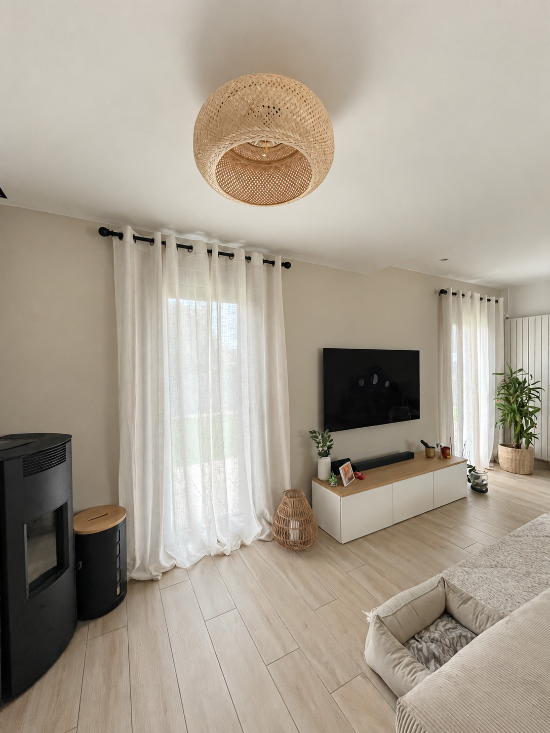 Salon terminé, avec sol clair, rideaux et mobilier