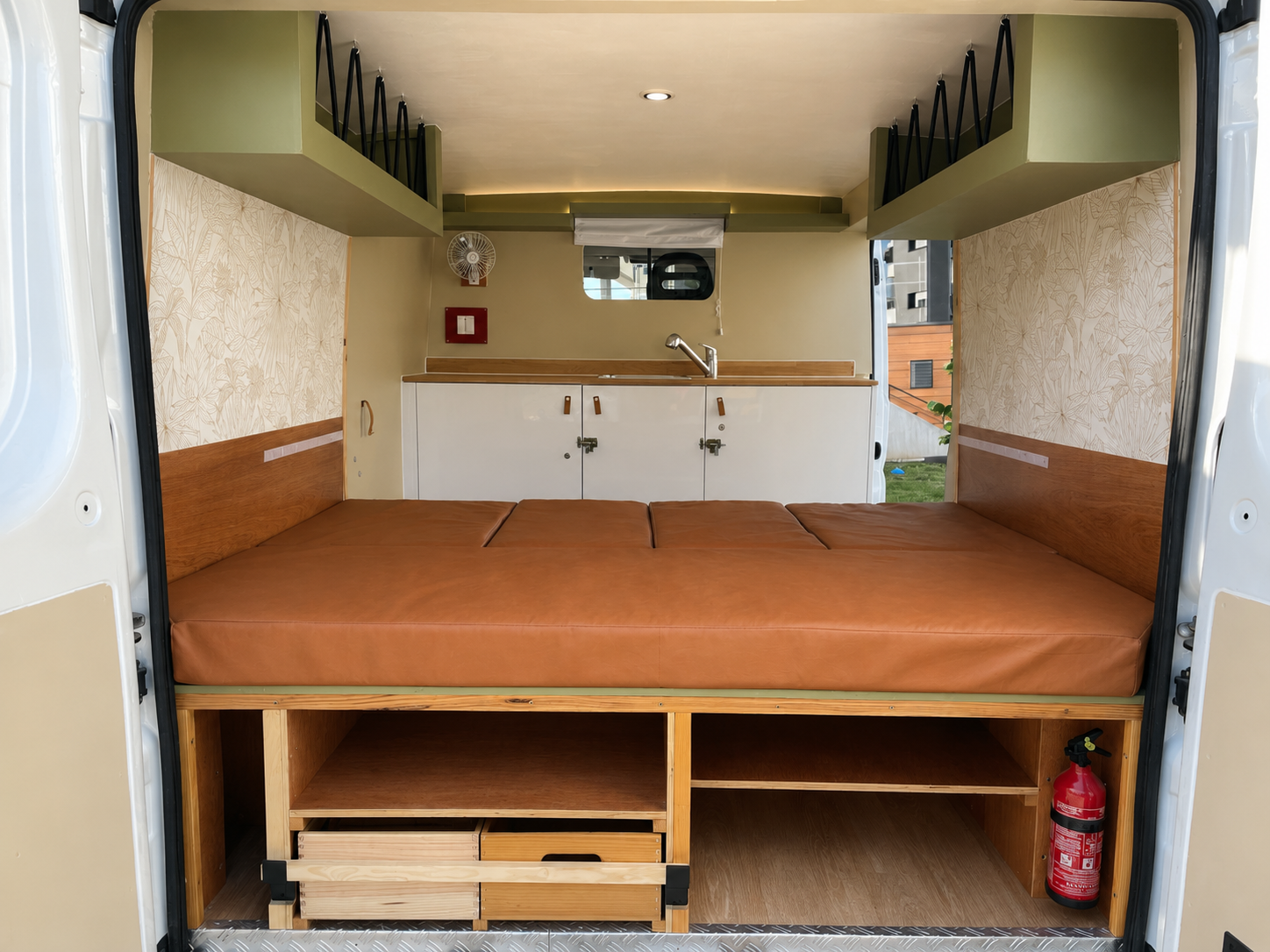 Aménagement terminé avec couchage, rangements et coin cuisine