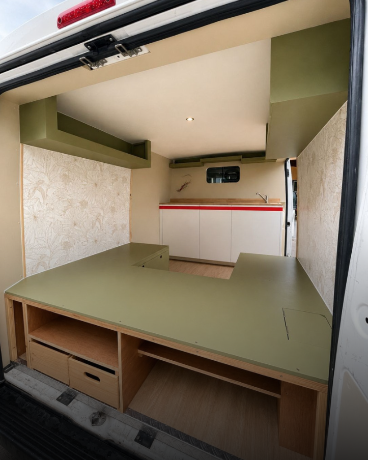 Aménagement du van pendant la pose des meubles verts